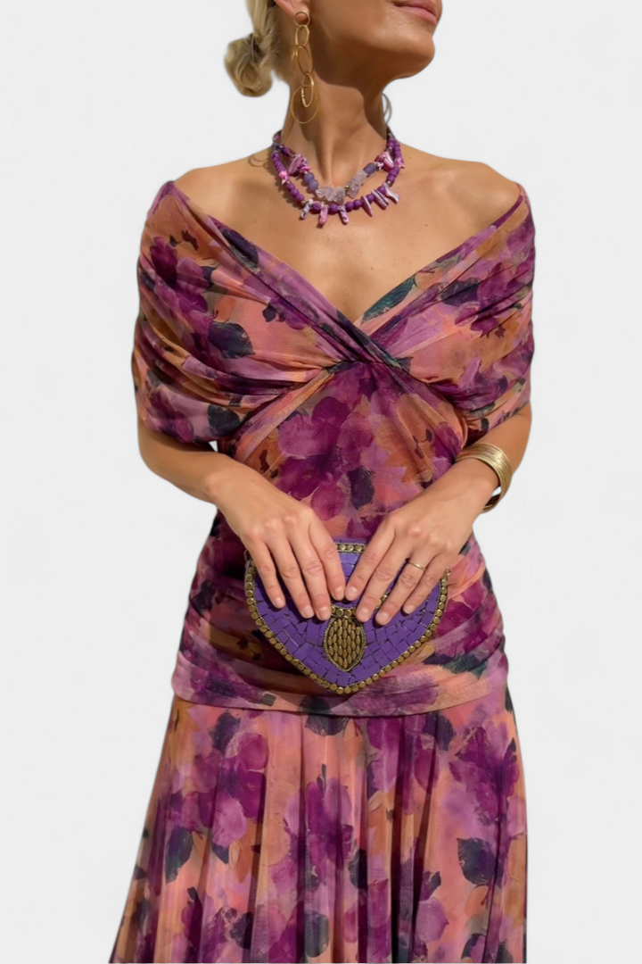 Moda femenina: vestido maxi floral elegante, diseño romántico y plisado, ideal para verano y fiestas.