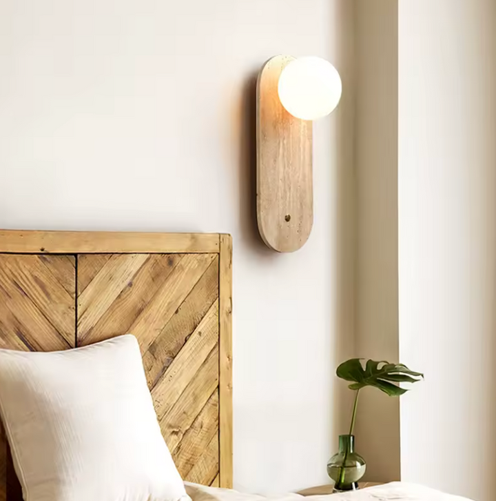 Luz cálida de lámpara de pared Wabi-Sabi. Aplique minimalista estilo Japandi para una decoración de hogar acogedora.