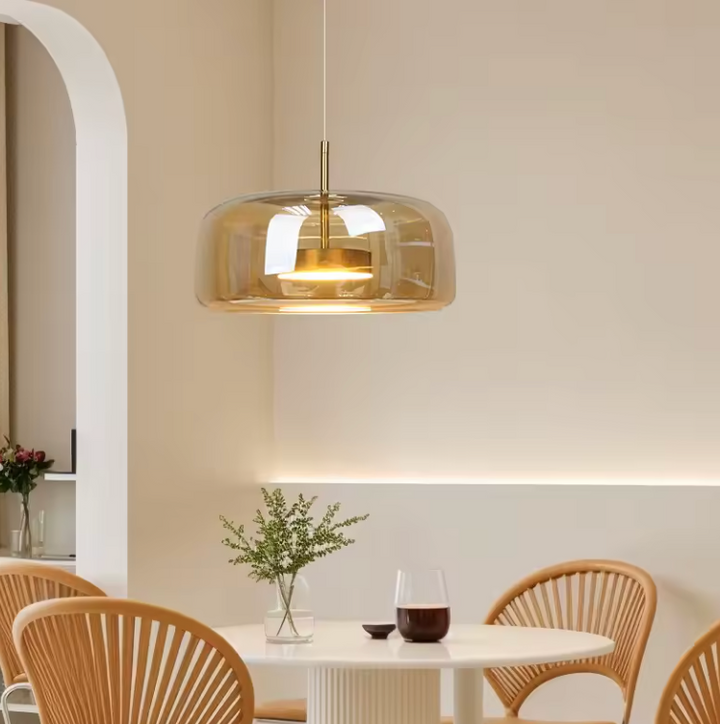 Lámpara colgante de vidrio nórdico para cocina, con luz ajustable, aportando diseño elegante.