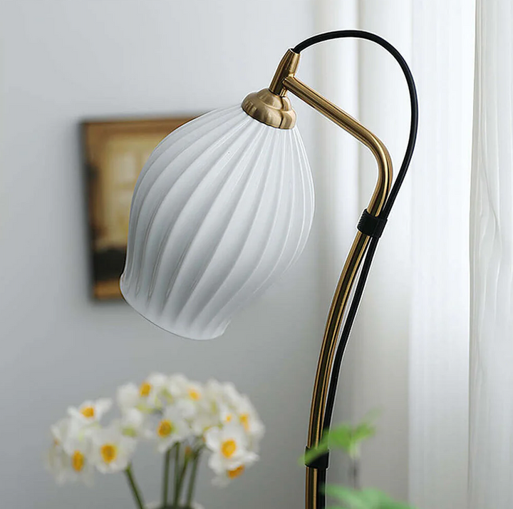 Lámpara de pie alta vintage de cerámica estriada plata, para lectura o ambiente en dormitorio/salón.