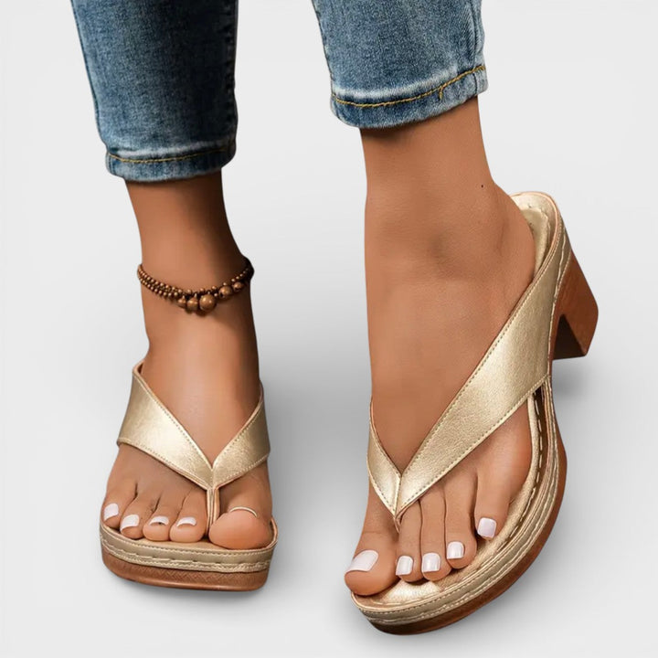 Sandalias ortopédicas de tacón bajo para mujer, elegantes y cómodas. Ideal calzado de moda con soporte ergonómico.