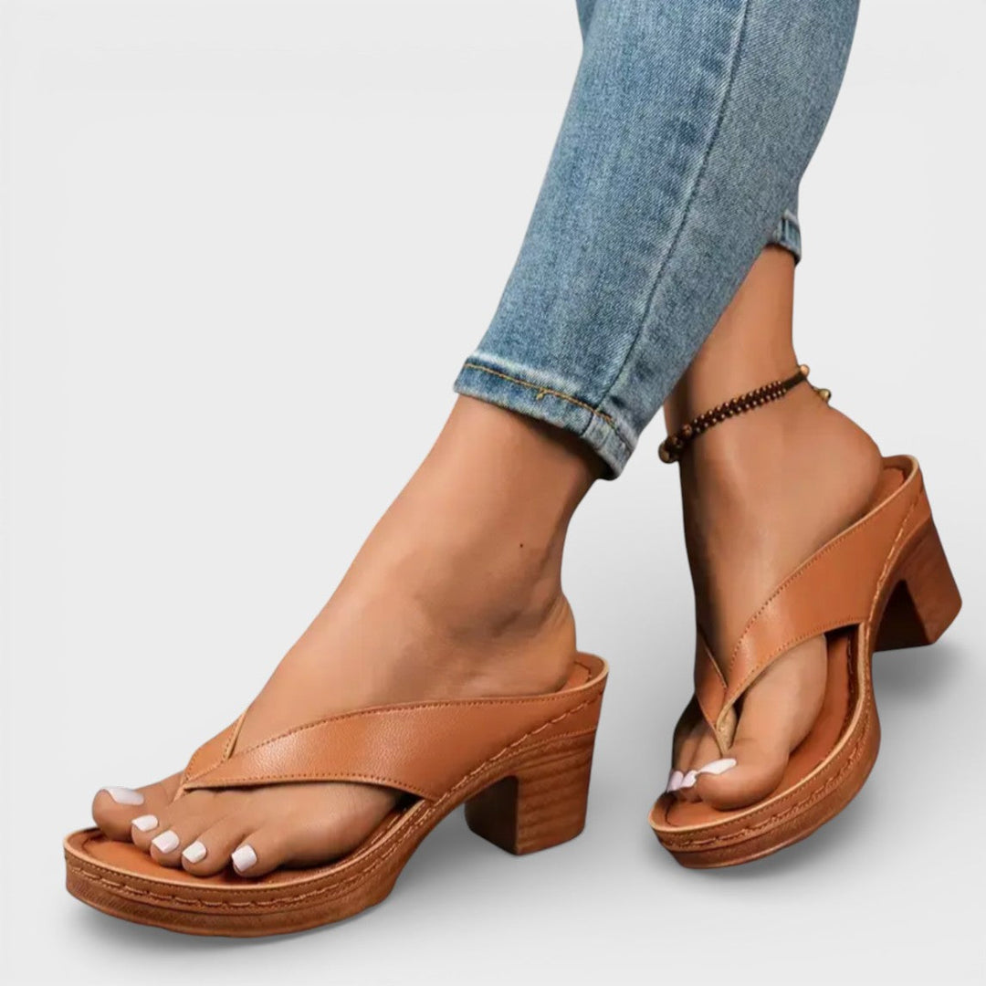 Sandalias negras ortopédicas para mujer con tacón bajo. Calzado elegante y cómodo, ideal para uso casual diario.