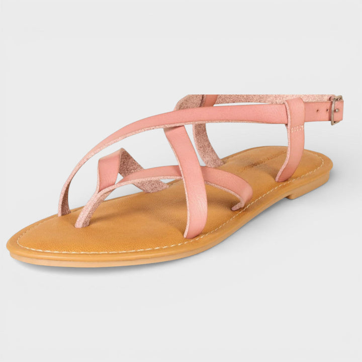 Calzado de mujer veraniego, sandalias de tiras planas que combinan estilo y confort.
