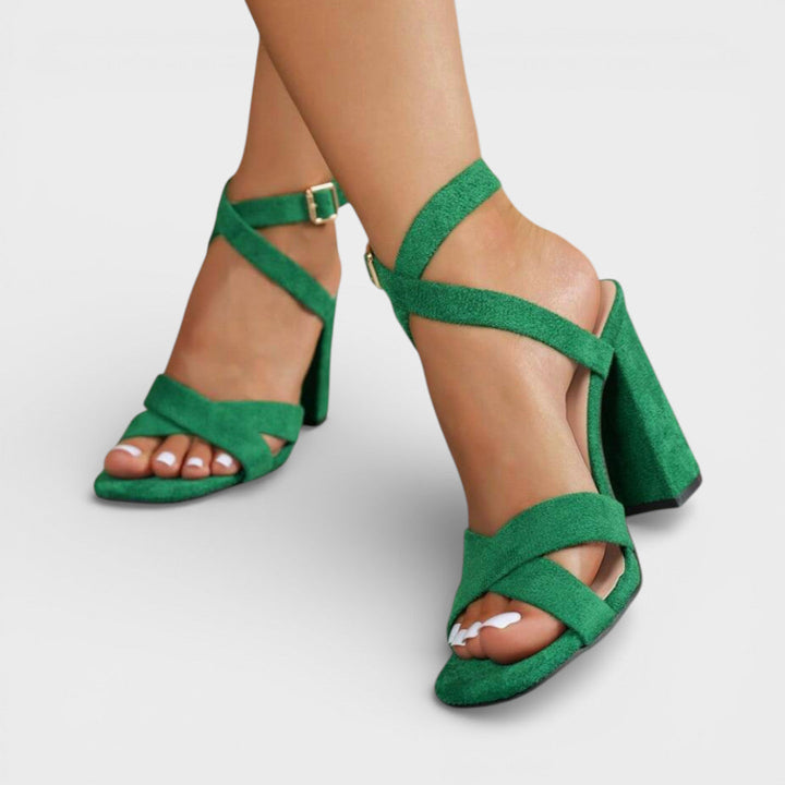 Sandalias de tacón cómodas y sofisticadas para mujer, ideales para lucir con estilo este verano.