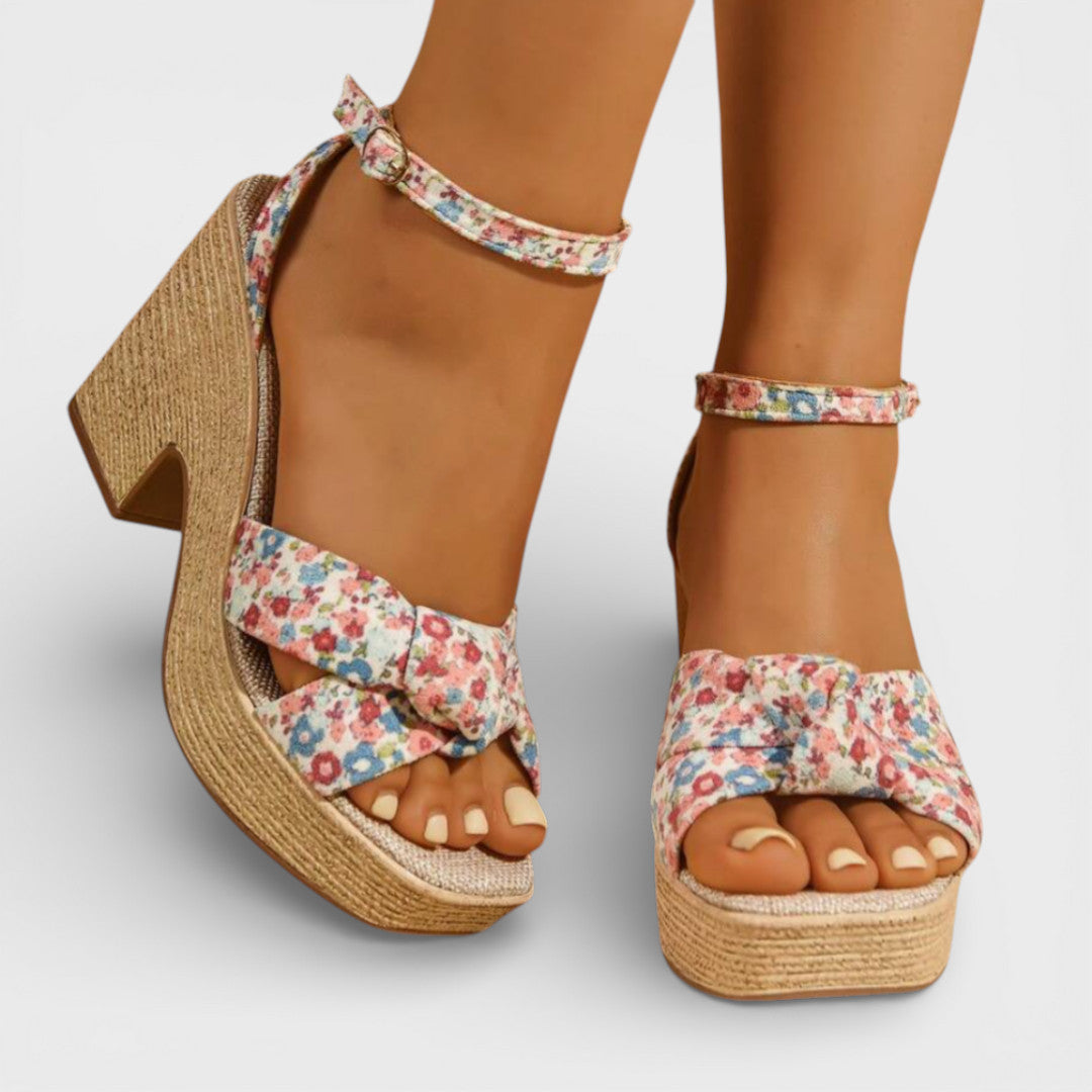 Sandalias de cuña boho para mujer, perfectas para el verano. Estilo elegante y cómodo, ideal para eventos.