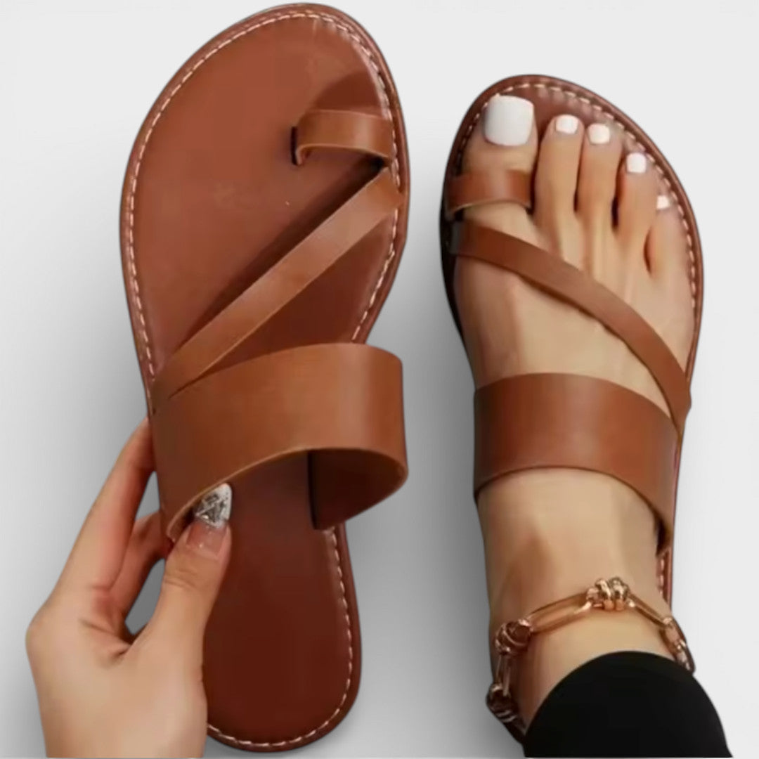 Sandalias planas minimalistas para mujer, cómodas y elegantes para el verano. Calzado versátil.