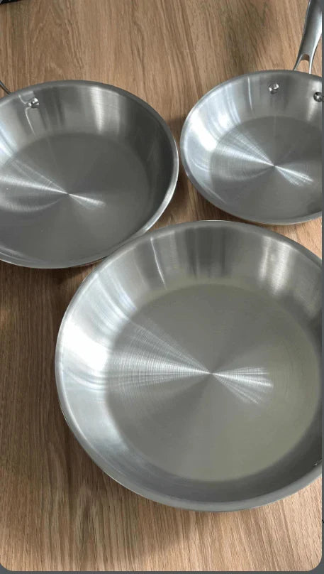 Cocina saludable con sartenes de acero inoxidable. Utensilios duraderos, aptos para inducción, fáciles de limpiar.