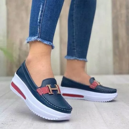 Zapatos ortopédicos Fabiola para mujer, versátiles para looks casuales y formales, combinando moda y bienestar.