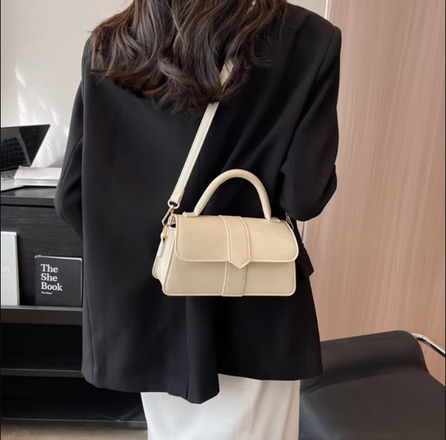Bolso de hombro elegante para mujer, cuero sintético, ideal para uso diario y moda.