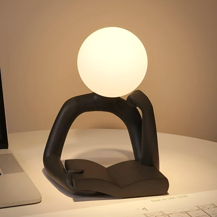 Lámpara de mesa moderna con diseño abstracto, luz LED y conexión USB, ideal para escritorio y decoración minimalista.