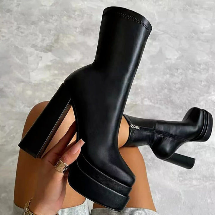 Detalle de la textura y el tacón en botas altas de mujer, elegantes y confortables para la temporada invernal.