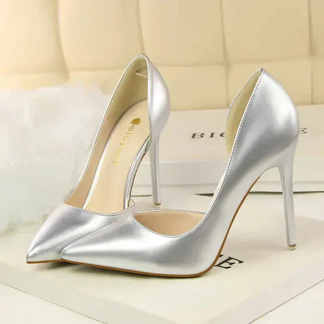 Zapatos de mujer tacón aguja con laterales descubiertos, ideales para un look de verano elegante.