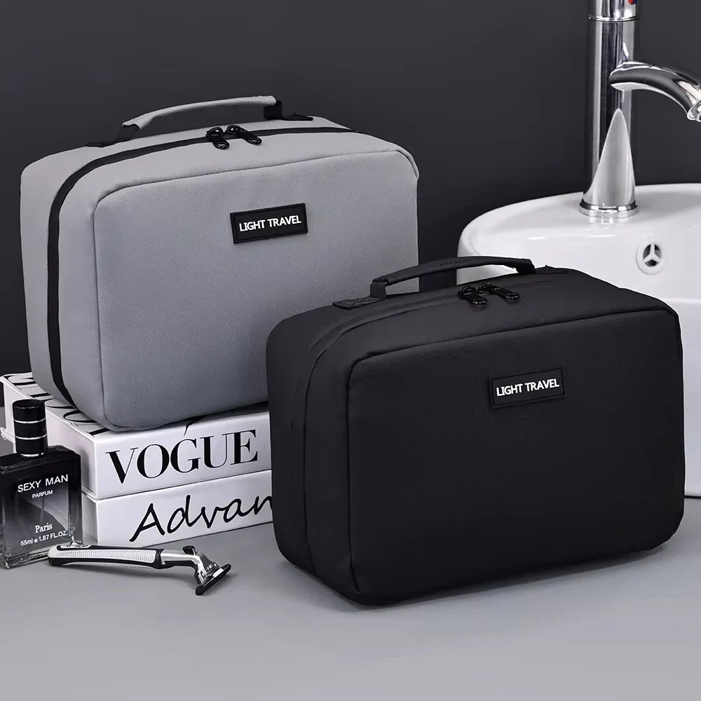 Neceser de viaje gris cerrado, bolsa de aseo portátil y duradera lista para cualquier aventura.