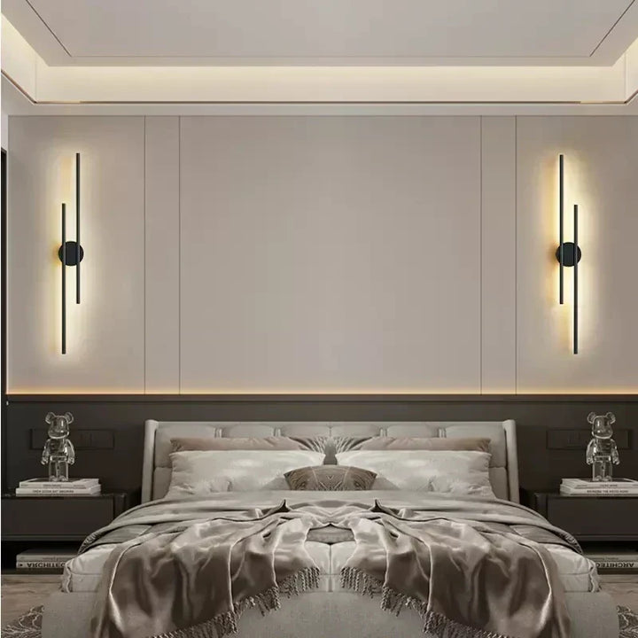 Lámpara de pared LED doble haz negro/dorado. Ofrece luz blanca fría o cálida para interiores modernos.