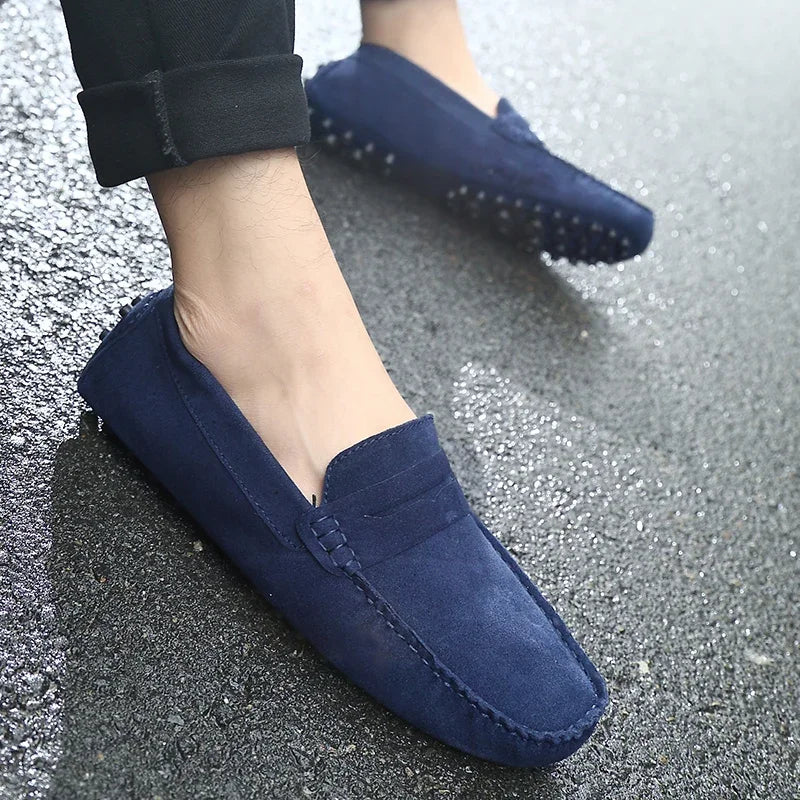 Mocasines de ante negro para hombre, estilo casual y sofisticado.