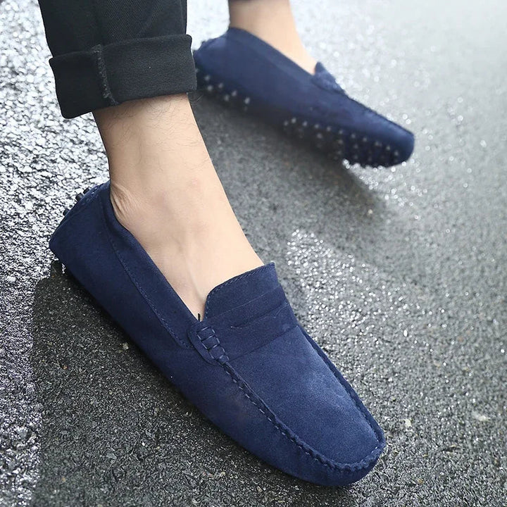 Mocasines de ante negro para hombre, estilo casual y sofisticado.