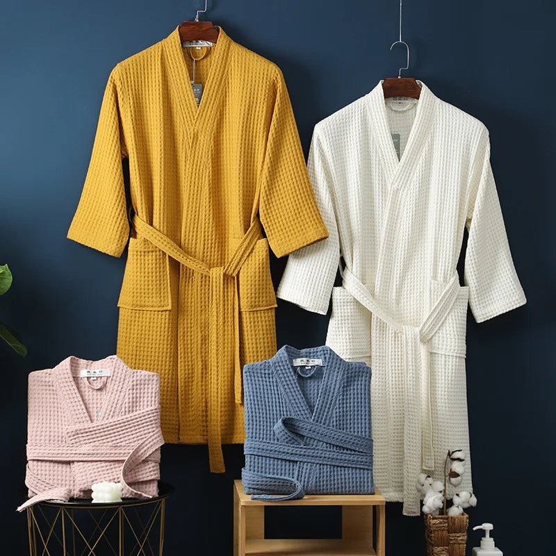 Bata de baño Aurora unisex, suave y envolvente, ideal para relax en casa post ducha.