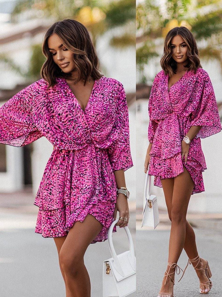 Cómodo vestido mini floral para mujer, escote en V, ideal para un look casual de verano.