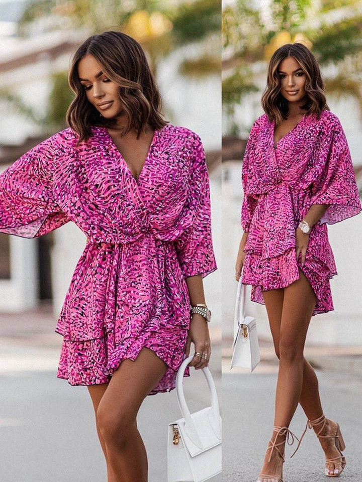 Cómodo vestido mini floral para mujer, escote en V, ideal para un look casual de verano.