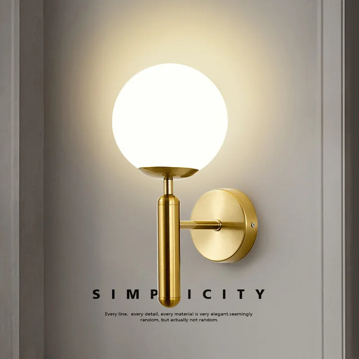 Aplique de pared LED moderno iluminando un dormitorio, creando un ambiente acogedor con luz de bajo consumo.