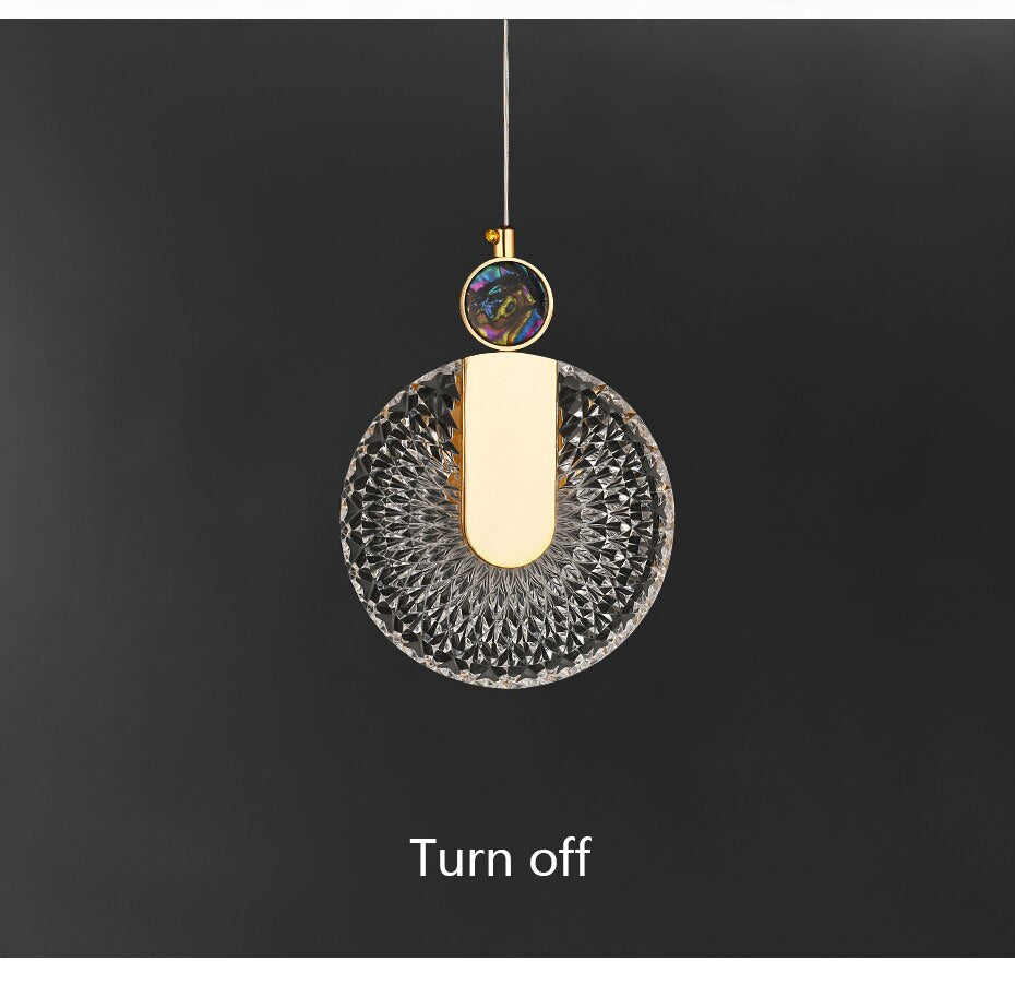 Realza tu espacio con esta lámpara colgante LED de cristal dorado, redonda.