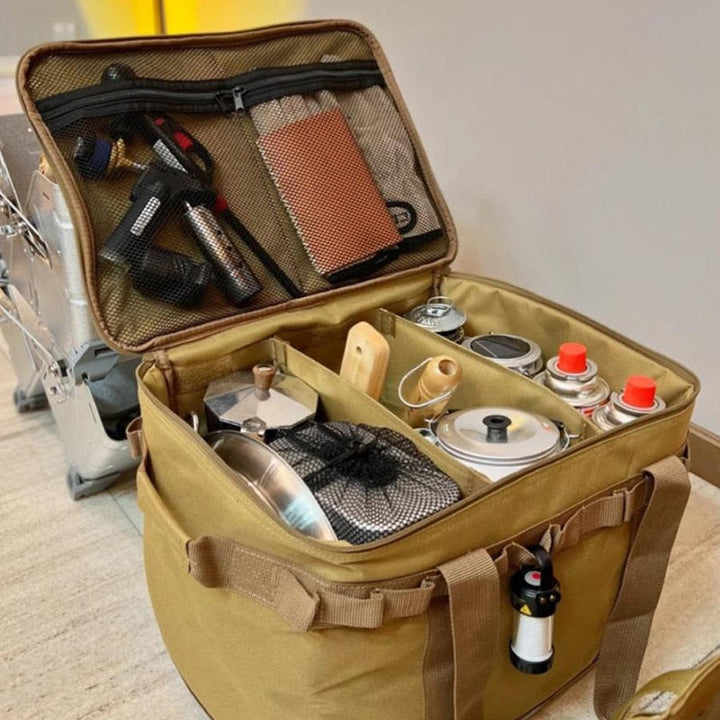 Bolsa de almacenamiento para equipo de camping en un entorno natural, perfecta para mantener todo organizado.