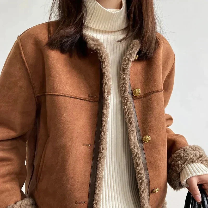 Frente del abrigo de invierno para mujer. Cuello y solapas elegantes, cierre para máxima calidez y estilo.