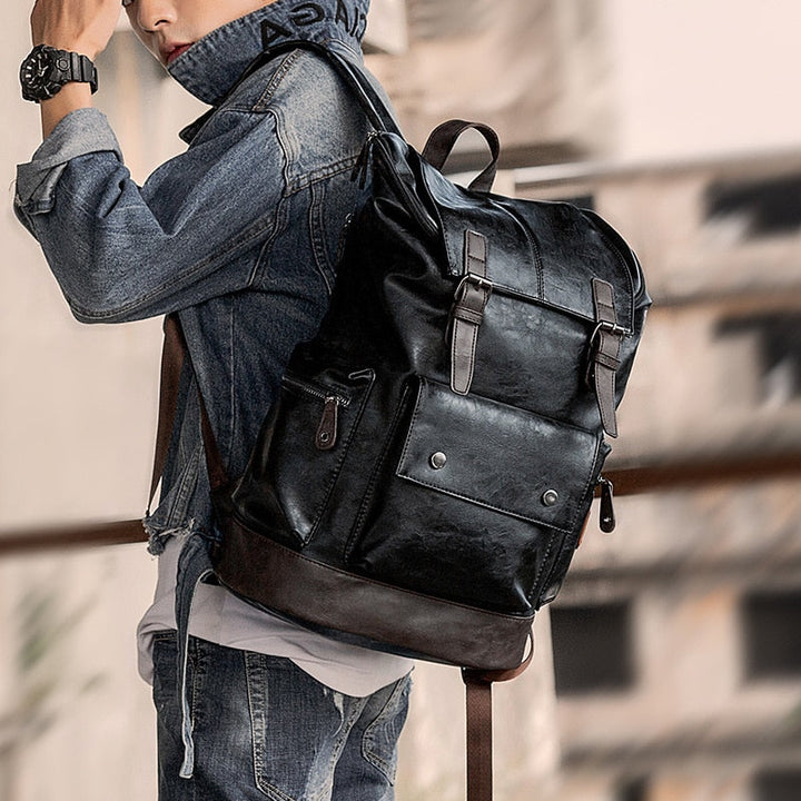 Mochila negra estilo vintage para hombre. Diseño elegante, duradera, con gran capacidad para viajes y trabajo.