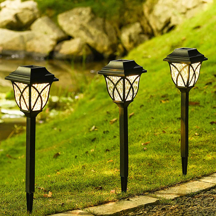 Lámpara solar LED resistente intemperie, con instalación fácil para cualquier jardín.