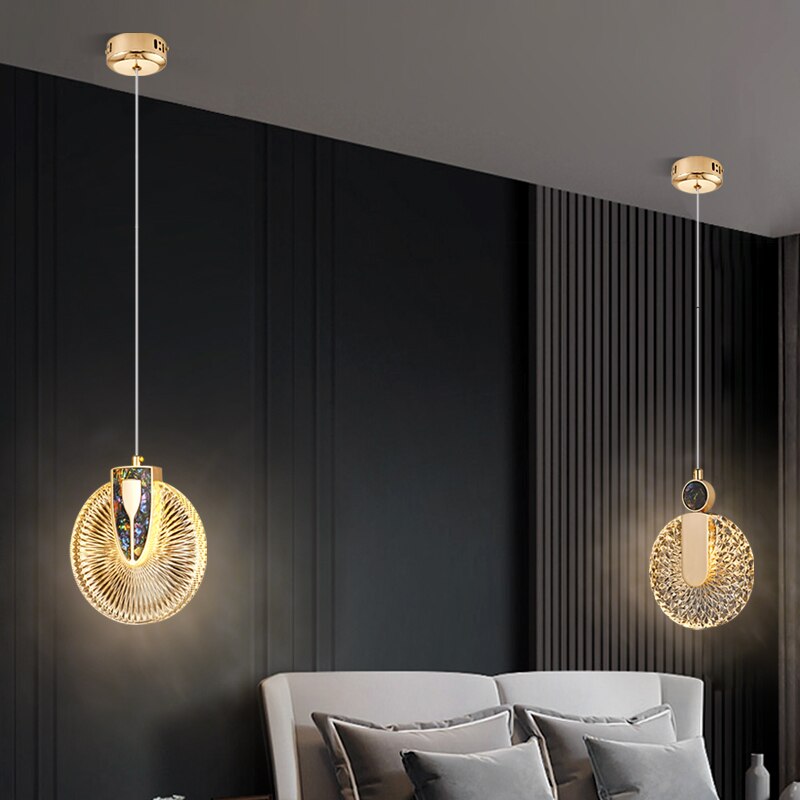 Atractiva lámpara LED de cristal dorado, diseño redondo para un toque moderno.