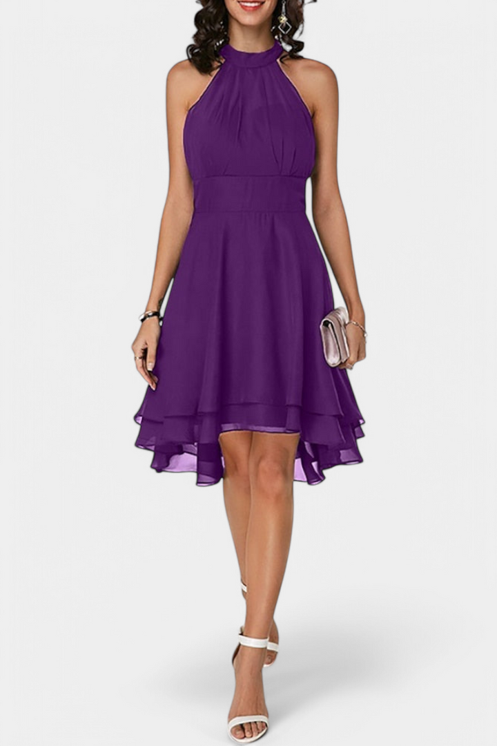 Mujer luciendo vestido Anouk de noche con volantes y silueta ajustada. Elegancia para fiesta o evento formal.