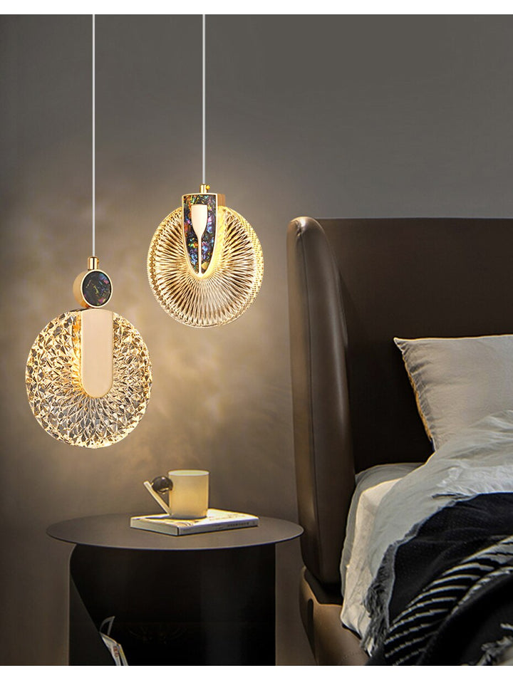 Diseño redondo: lámpara colgante LED de cristal dorado para ambientes modernos.
