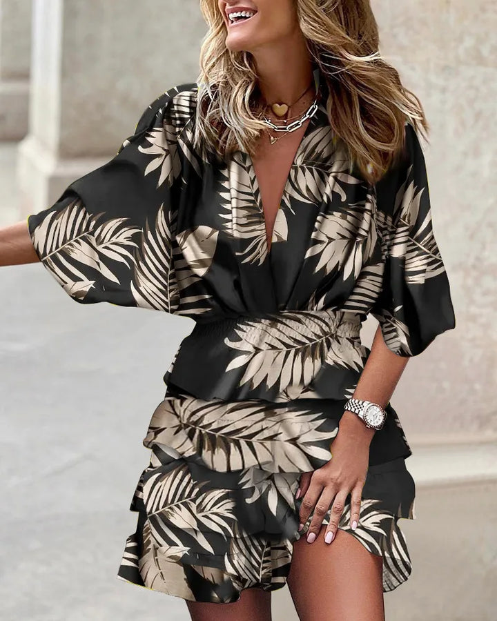 Vestido corto femenino con volantes, estilo bohemio. Estampado multicolor veraniego, ideal para días frescos.