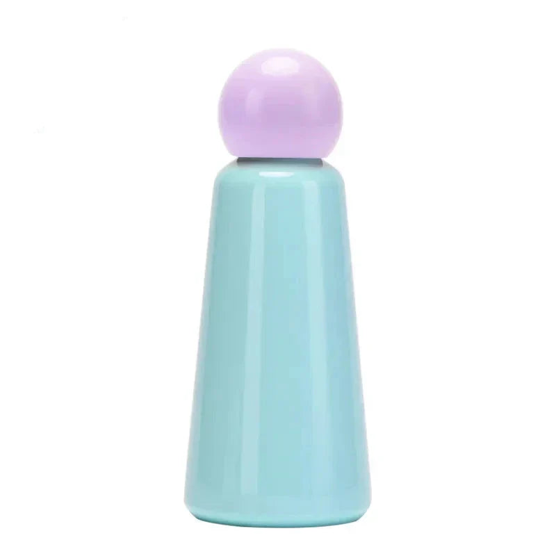 Accesorio de deporte: botella térmica de acero bicolor, perfecta para mantenerse hidratado en la cocina o gimnasio.