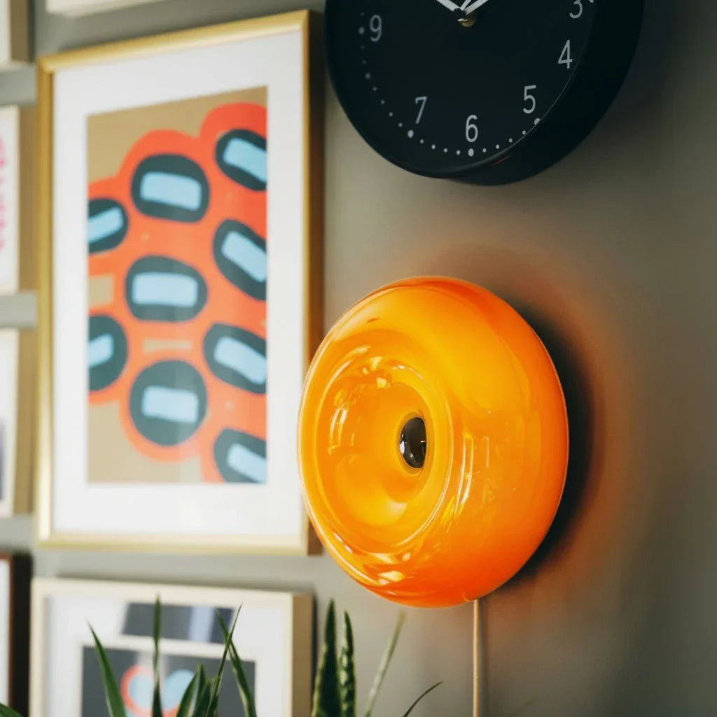 Lámpara LED regulable con sensor táctil, diseño donut para mesa o pared, luz cálida o fría.
