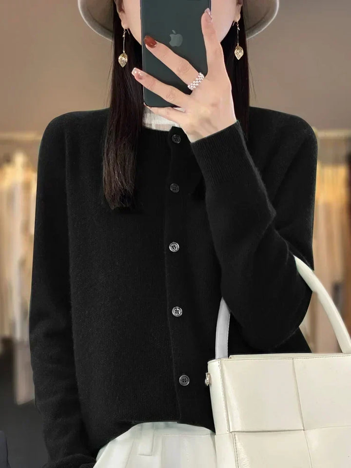 Cárdigan de moda femenina, cuello redondo, ajuste slim. Elegancia y confort en otoño/invierno.