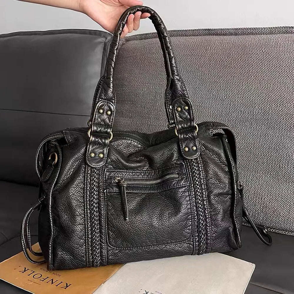 Bolso de mano negro casual para mujer, espacioso y funcional. Ideal para el día a día o clases.