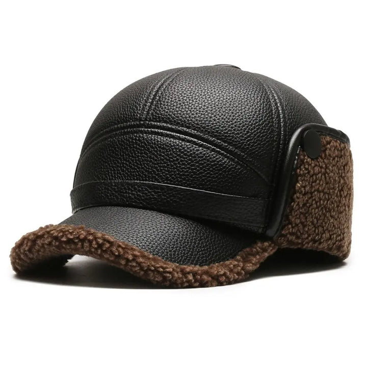 Gorra de cuero para hombre en perfil lateral, perfecta como accesorio de invierno y moda masculina.