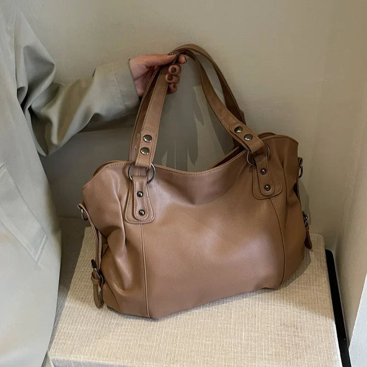 Bolso de hombro mujer grande, cuero vegano suave. Interior espacioso con compartimentos.