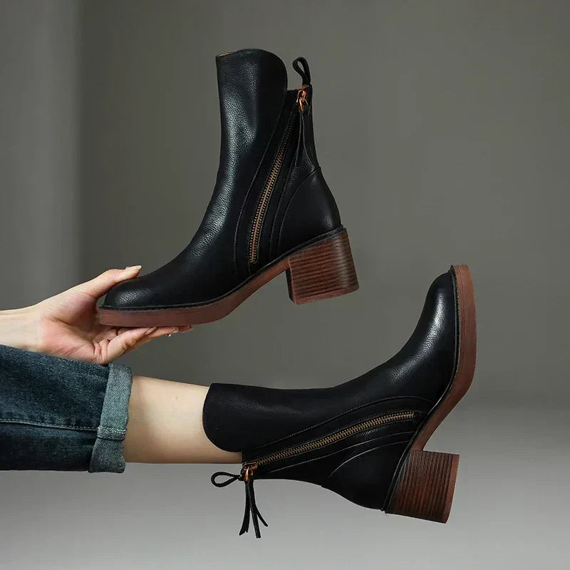 Botines de mujer con diseño elegante, piel sintética, cremallera y tacón bloque. Calzado de moda.
