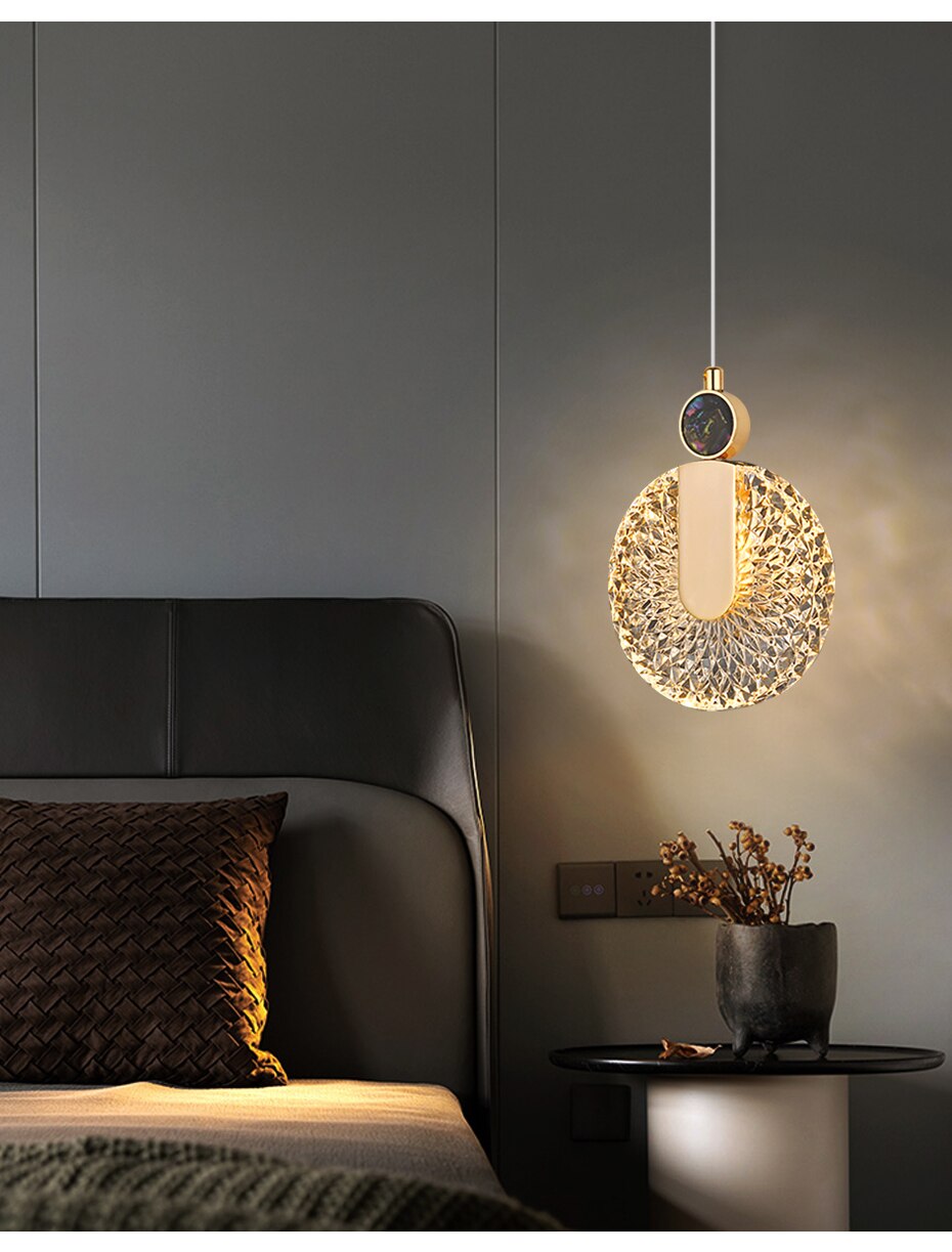 Lámpara colgante LED moderna de cristal dorado, forma redonda para interiores.