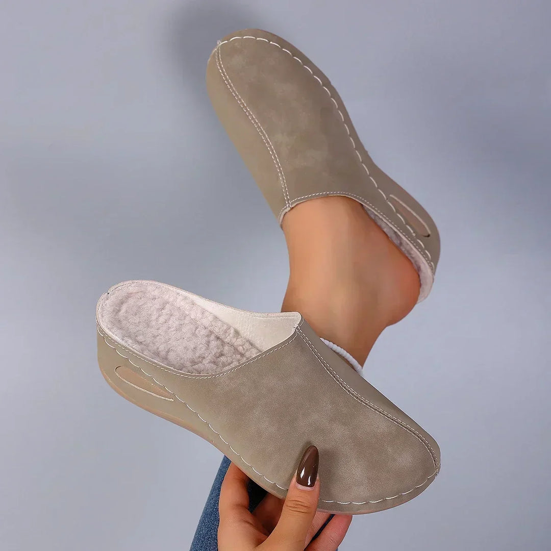 Zapatillas ortopédicas de mujer con estilo, calzado interior con soporte para máxima comodidad y relax en el hogar.