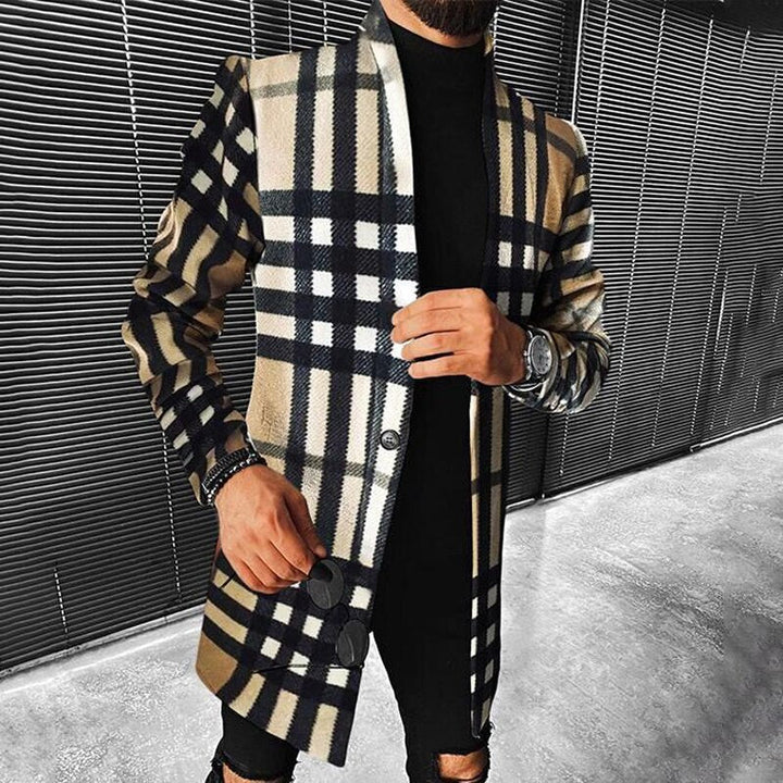 Vista frontal de chaqueta de hombre, diseño geométrico distintivo. Estilo urbano y contemporáneo.
