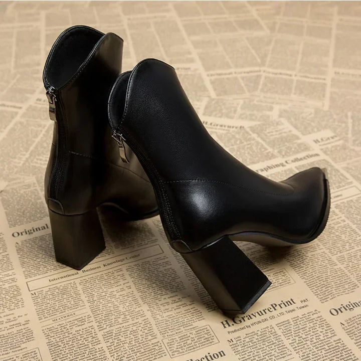 Calzado de otoño/invierno: botines Chelsea de mujer con puntera metálica, diseño contemporáneo.