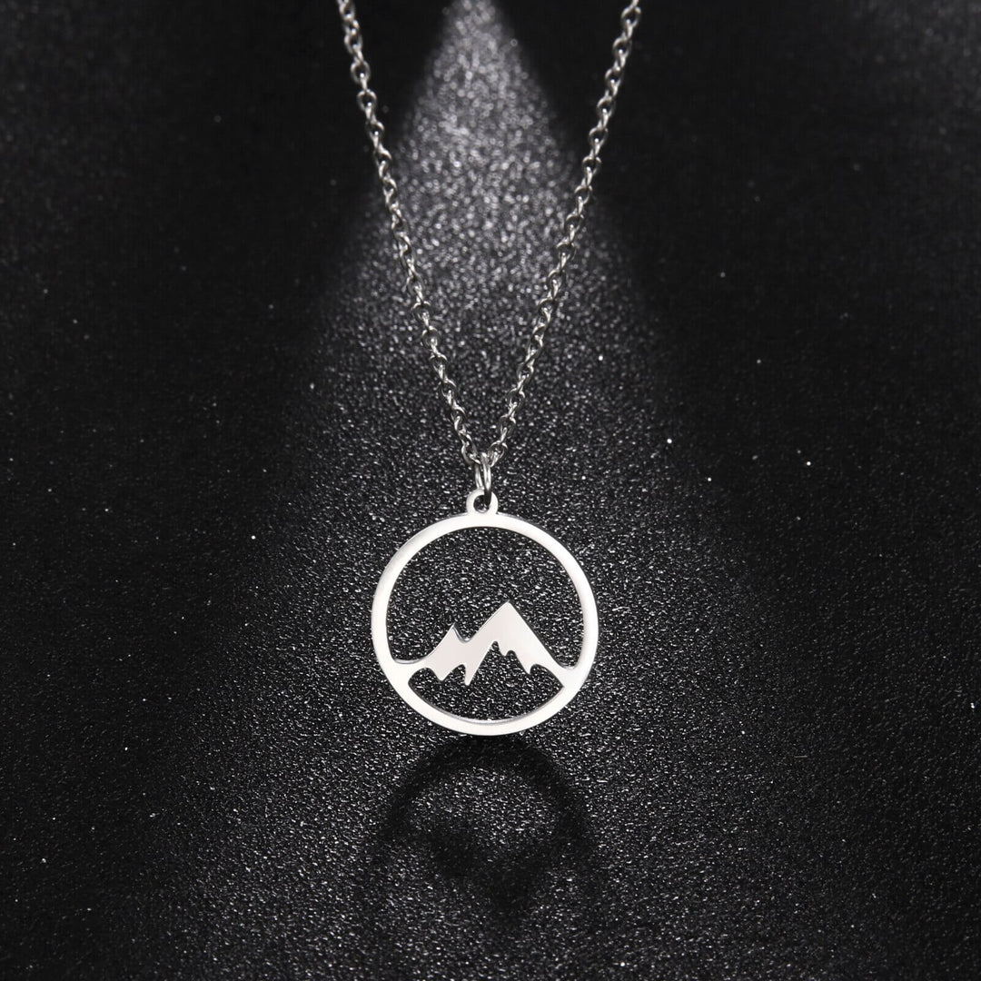 Collar minimalista de montaña, acero inoxidable, ideal para el día a día o regalo especial.