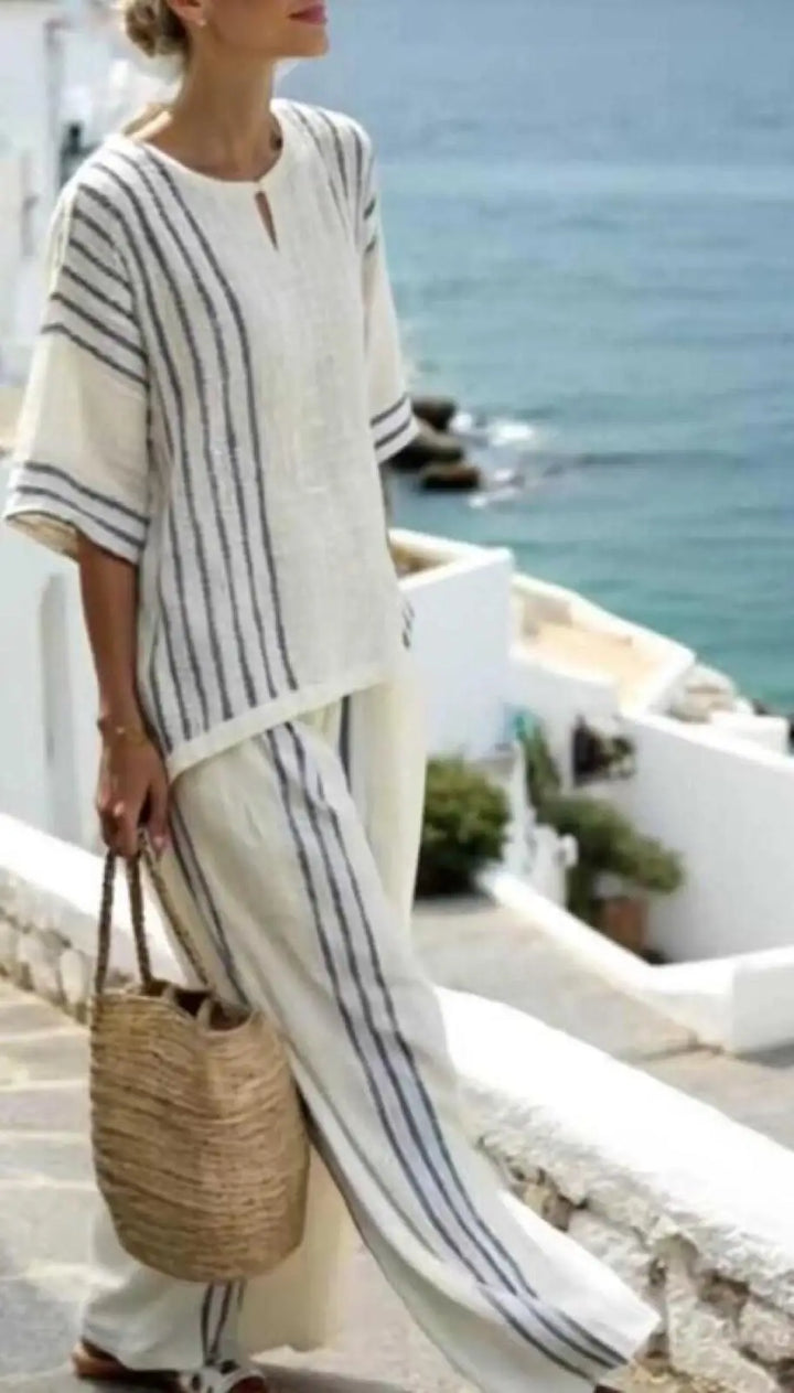 Moda de mujer: conjunto de blusa y pantalón de rayas, versátil para un estilo casual o elegante.