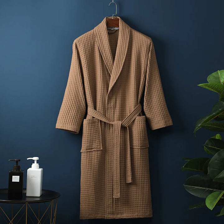 Bata de baño Aurora para hombre, envolvente y suave. Perfecta ropa de casa para el relax post ducha.