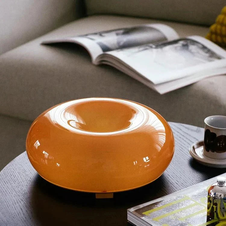 Aplique de pared LED estilo Bauhaus, diseño donut, ofrece luz ambiental eficiente y elegante.