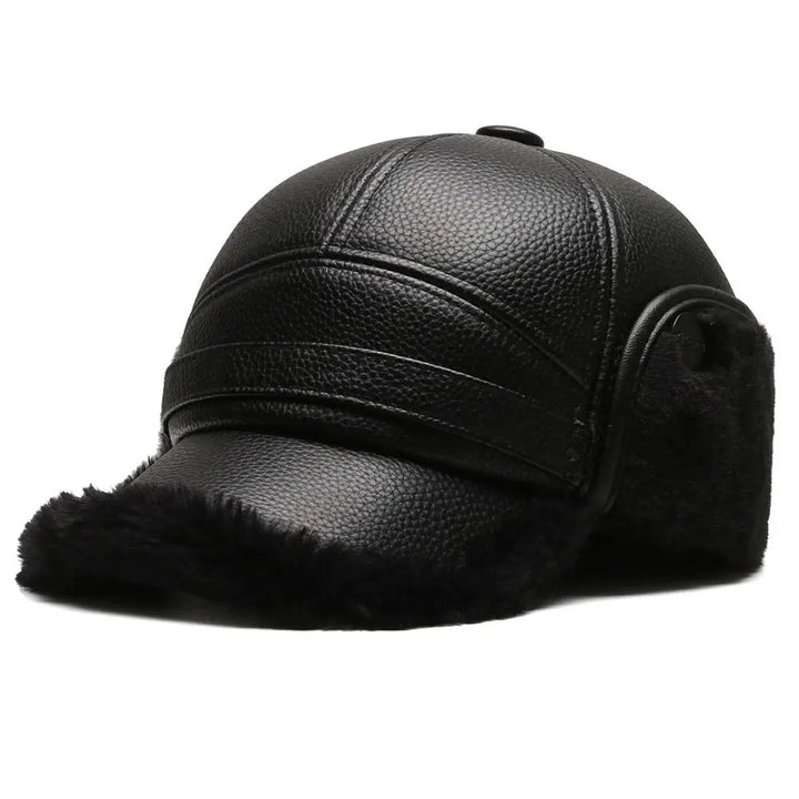 Detalle de las costuras y el diseño de la gorra de cuero genuino, un accesorio de invierno duradero.