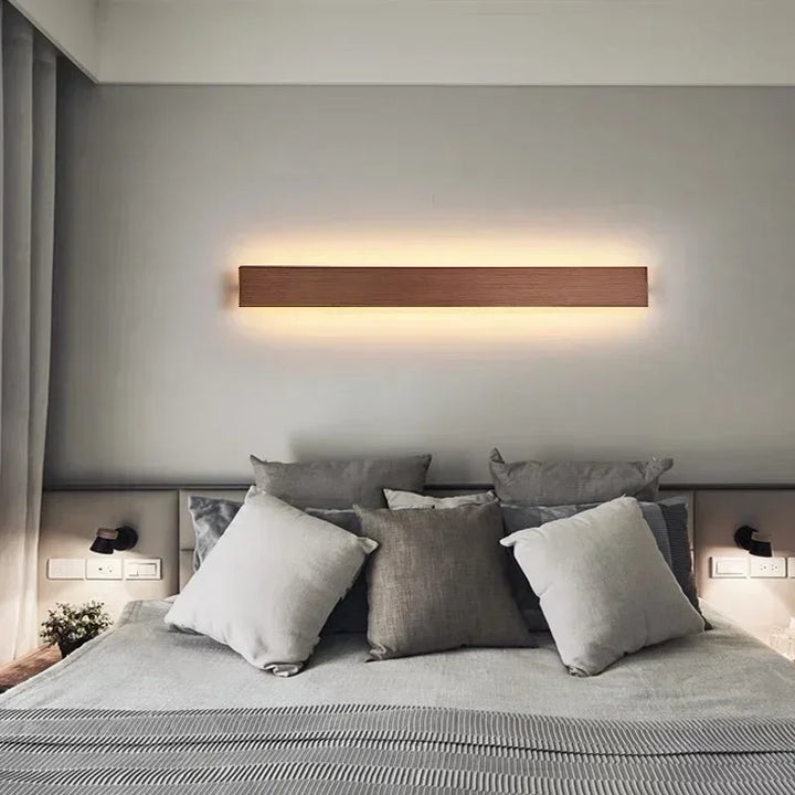 Aplique de pared LED moderno, luz suave ideal para ambiente de hogar.